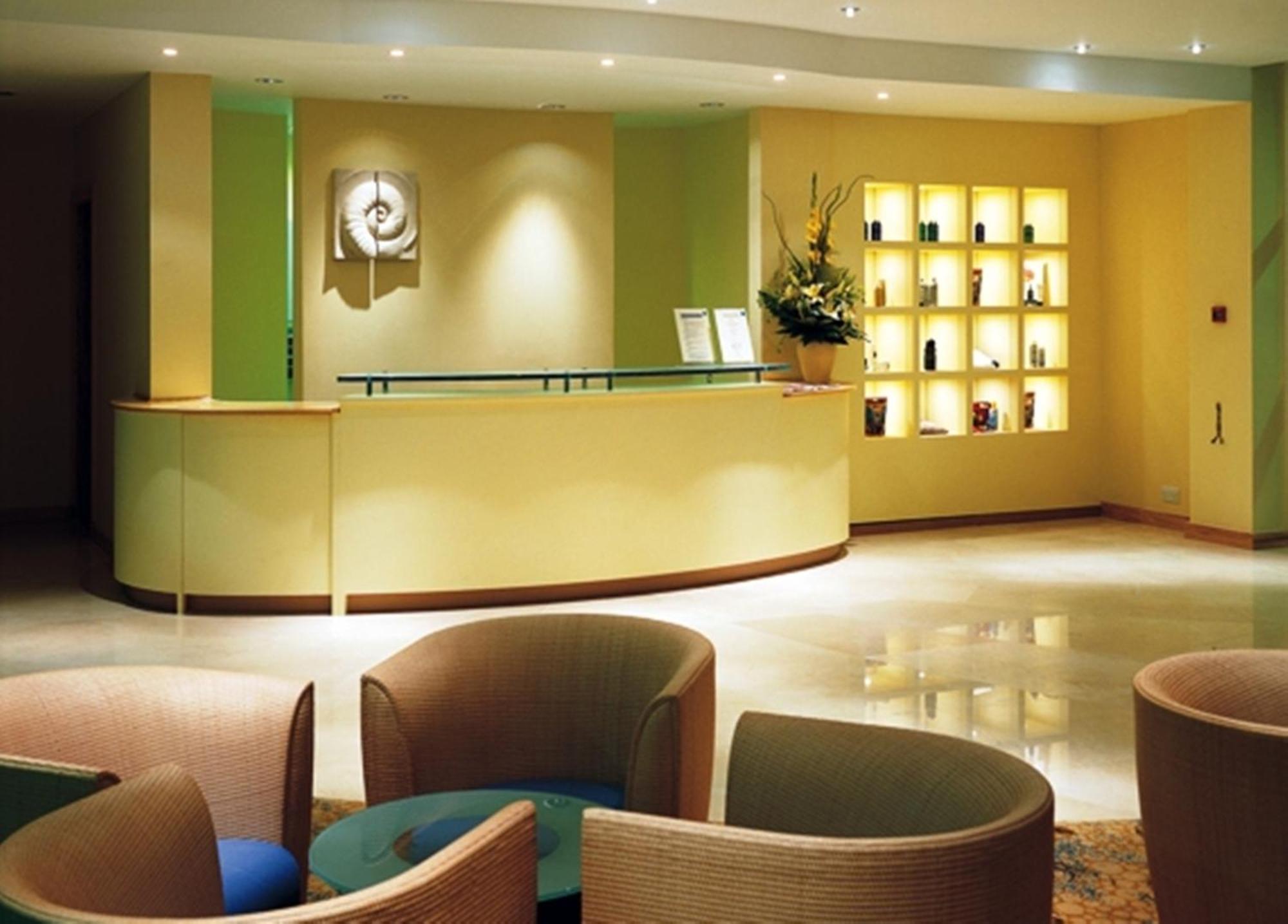 Regency Park Hotel, Health Club & Spa Thatcham Beltér fotó